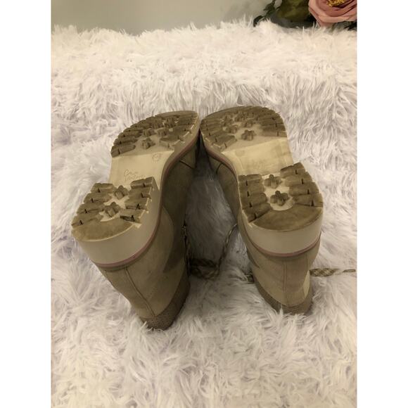 Crown Vintage Women’s Lace-up Boots 6M Faux Suede Upper Metal D Ring Lug Sole - Picture 5 of 10